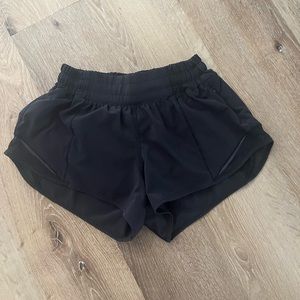 Lululemon hotty hot 2.5 inch shorts